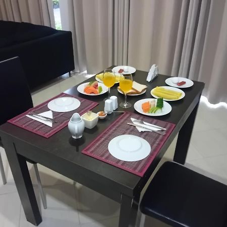 Hotel Blue Bird Negombo Buitenkant foto