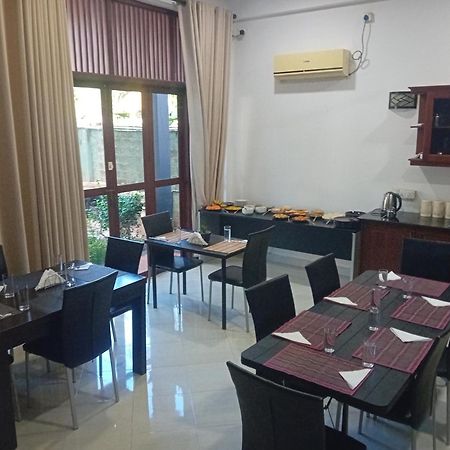 Hotel Blue Bird Negombo Buitenkant foto