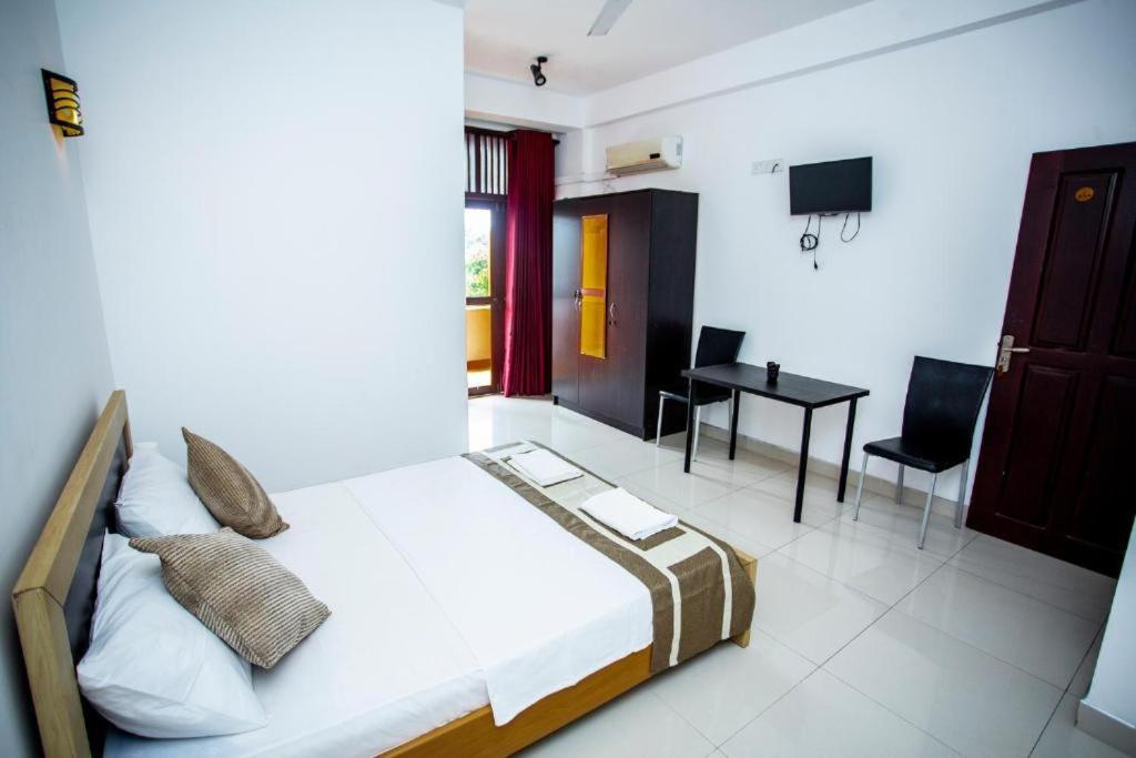 Hotel Blue Bird Negombo Buitenkant foto