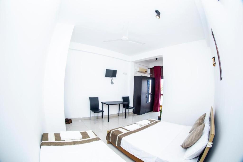 Hotel Blue Bird Negombo Buitenkant foto
