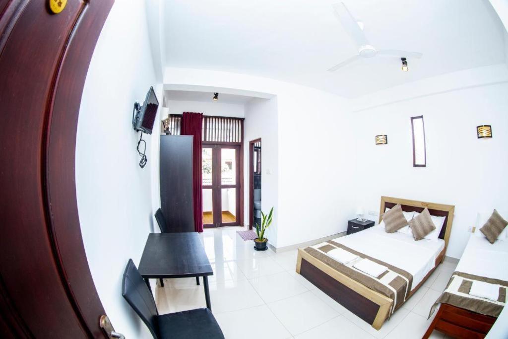 Hotel Blue Bird Negombo Buitenkant foto