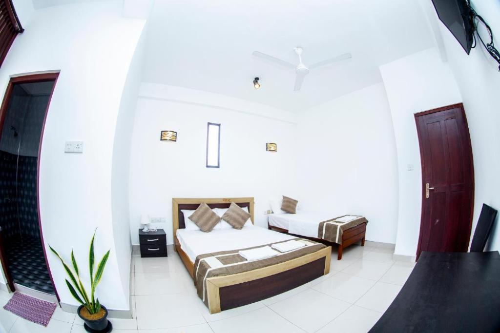 Hotel Blue Bird Negombo Buitenkant foto