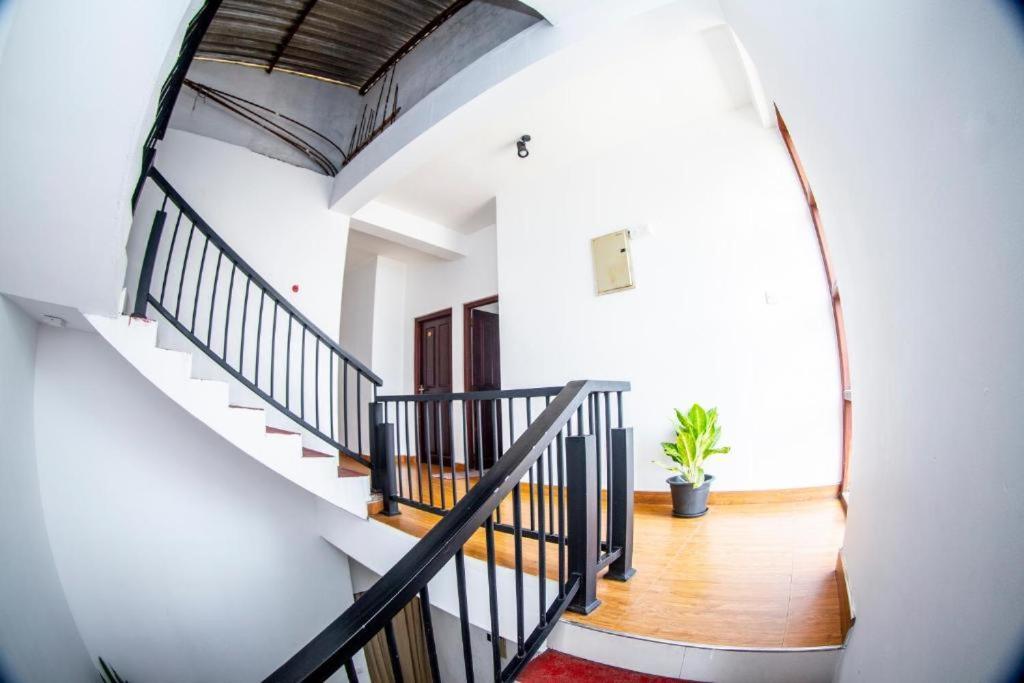 Hotel Blue Bird Negombo Buitenkant foto