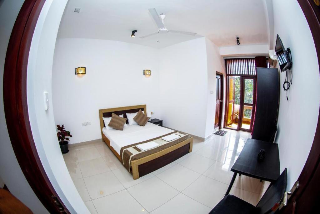 Hotel Blue Bird Negombo Buitenkant foto