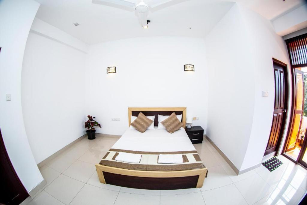 Hotel Blue Bird Negombo Buitenkant foto