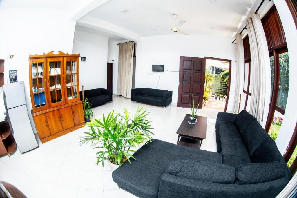 Hotel Blue Bird Negombo Buitenkant foto