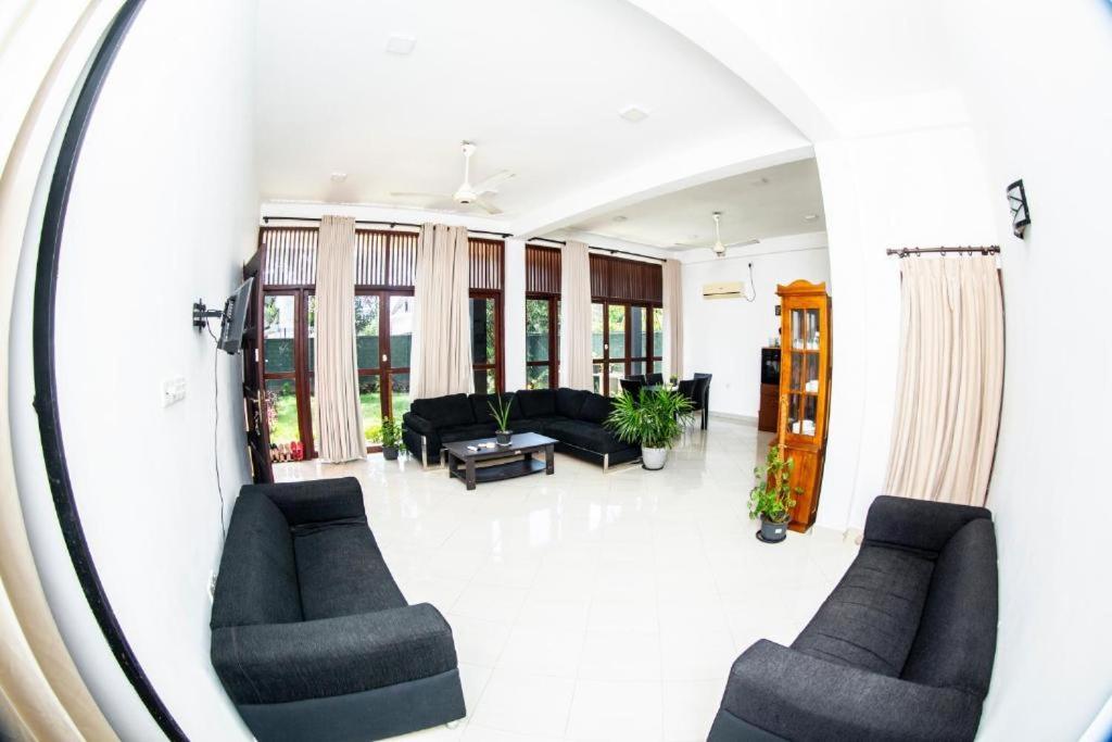 Hotel Blue Bird Negombo Buitenkant foto