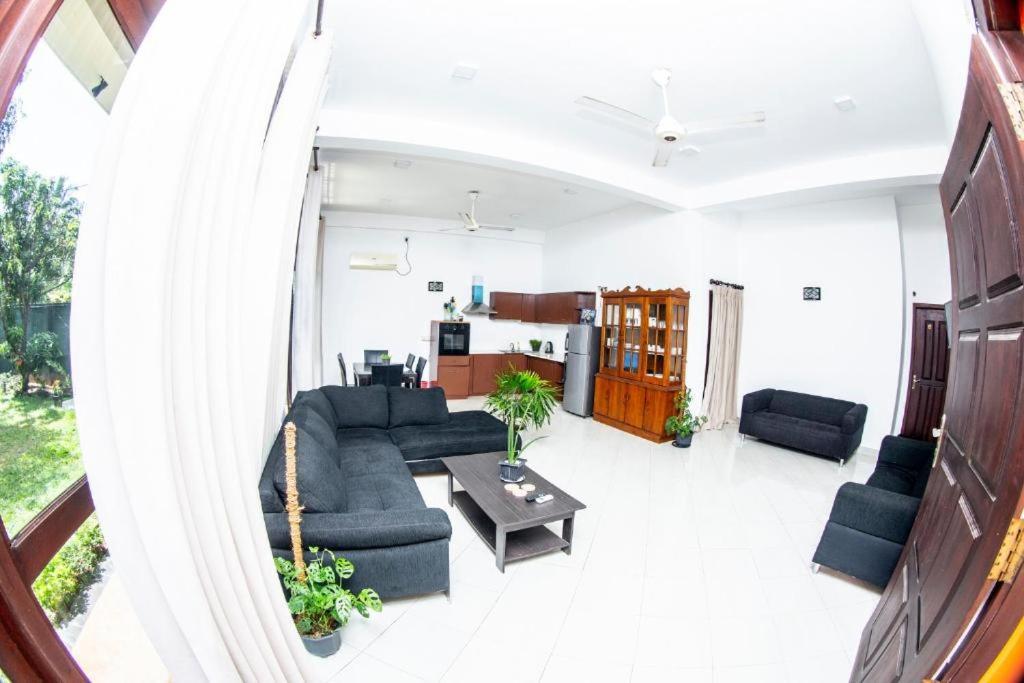 Hotel Blue Bird Negombo Buitenkant foto