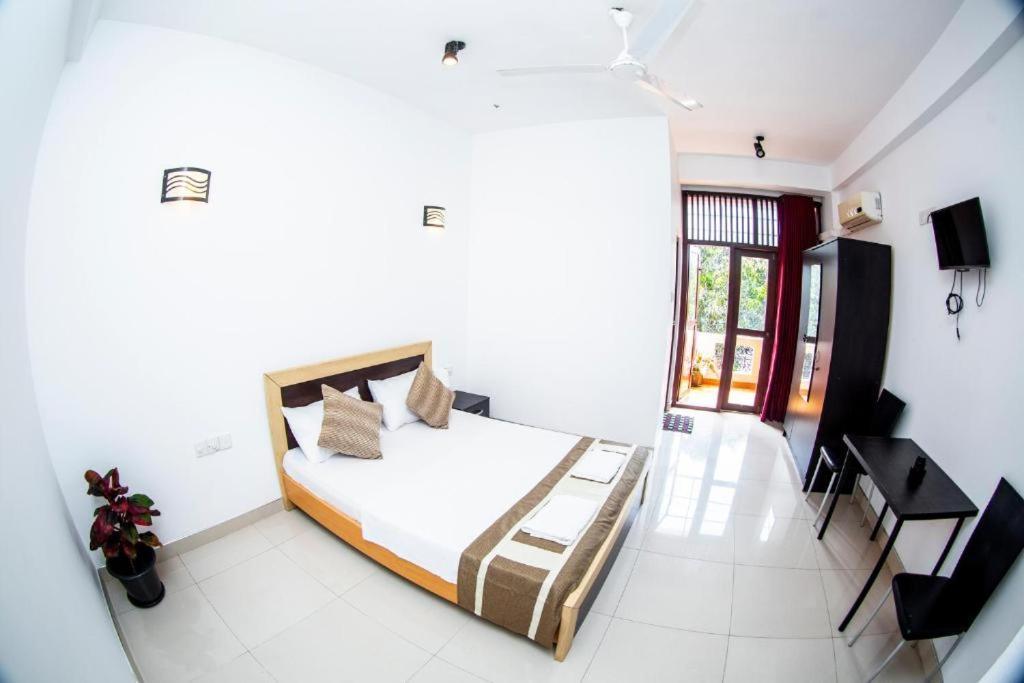 Hotel Blue Bird Negombo Buitenkant foto