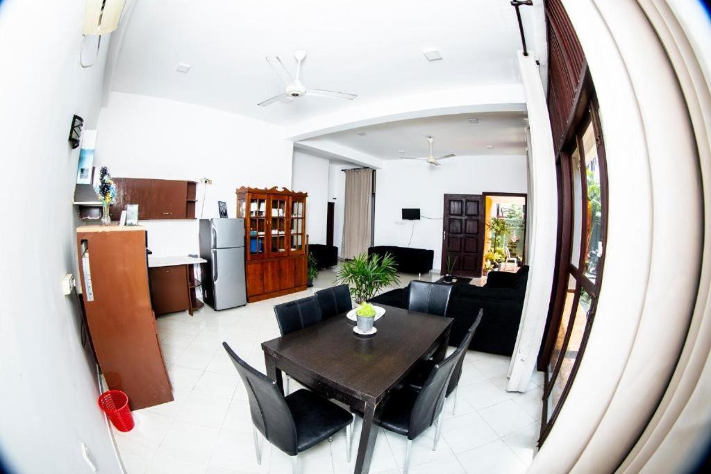 Hotel Blue Bird Negombo Buitenkant foto