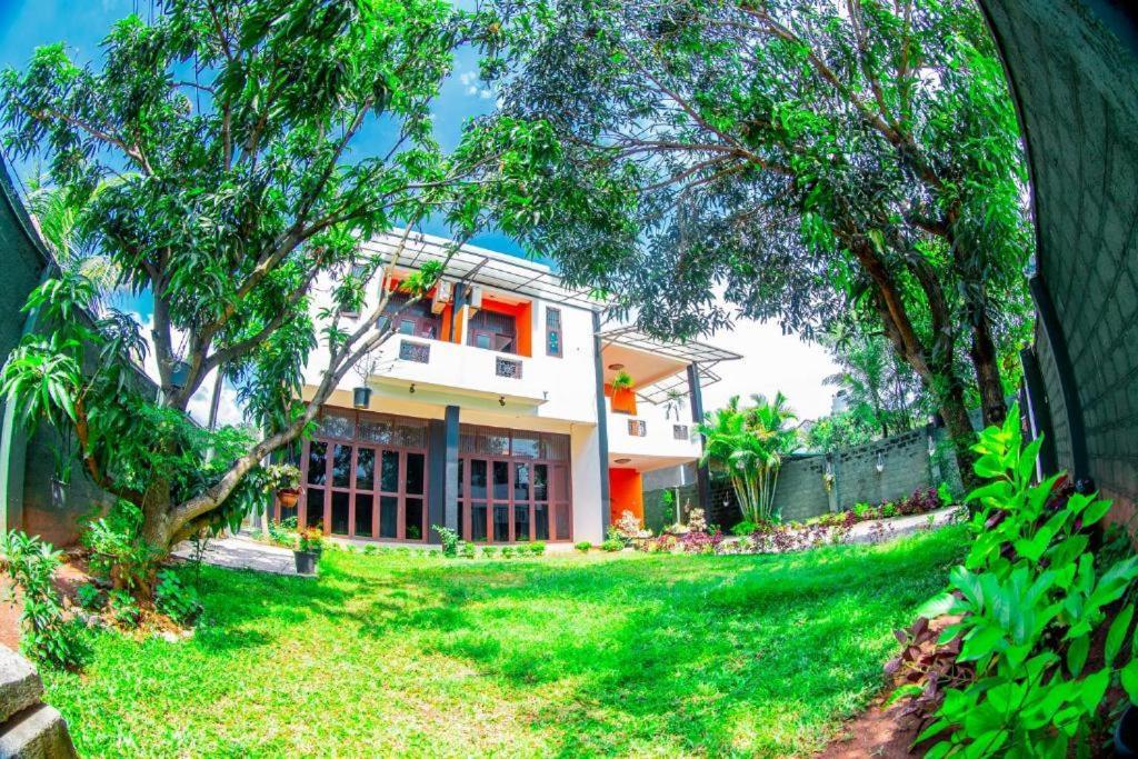 Hotel Blue Bird Negombo Buitenkant foto