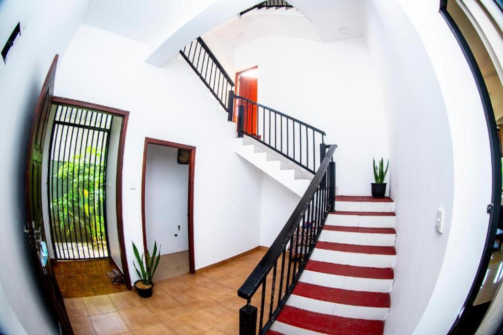 Hotel Blue Bird Negombo Buitenkant foto