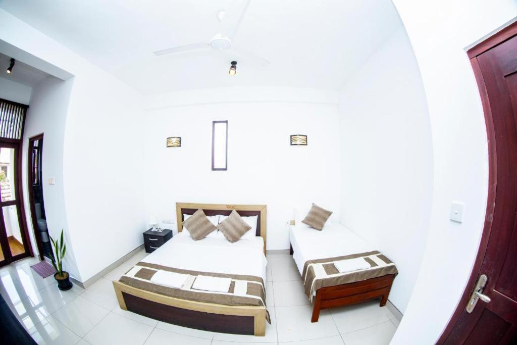 Hotel Blue Bird Negombo Buitenkant foto