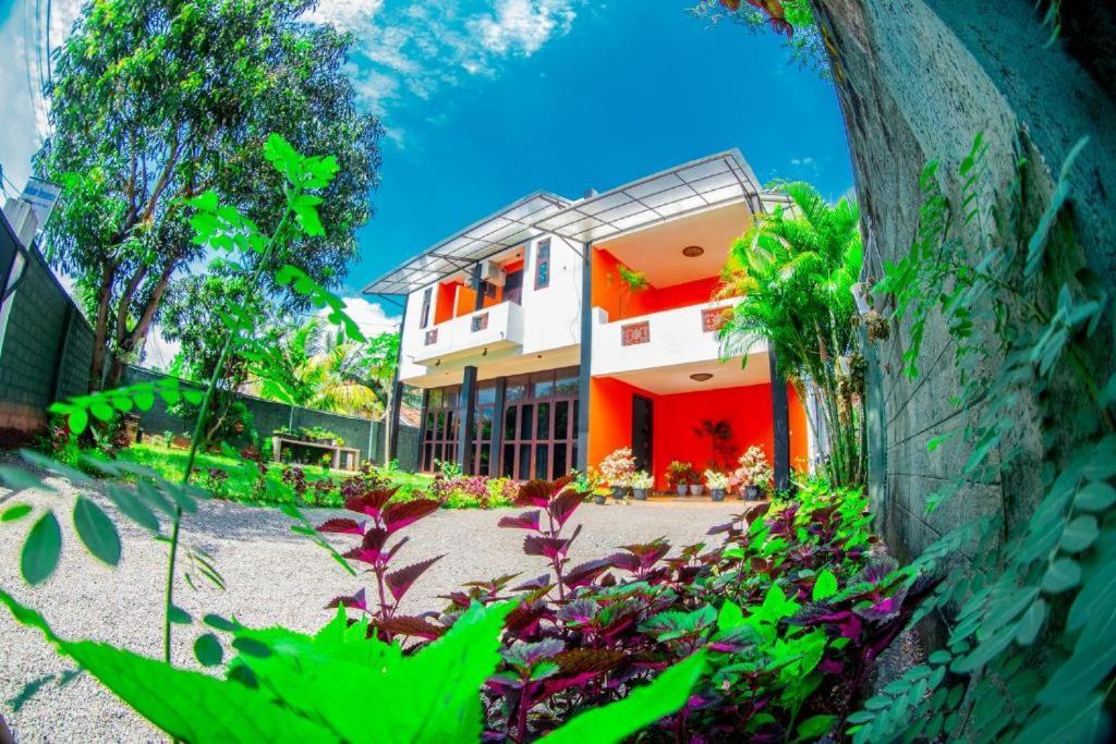 Hotel Blue Bird Negombo Buitenkant foto