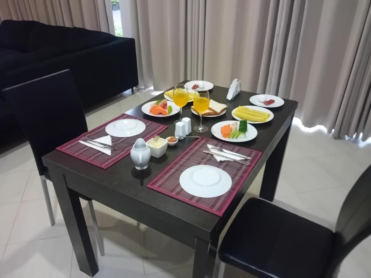 Hotel Blue Bird Negombo Buitenkant foto