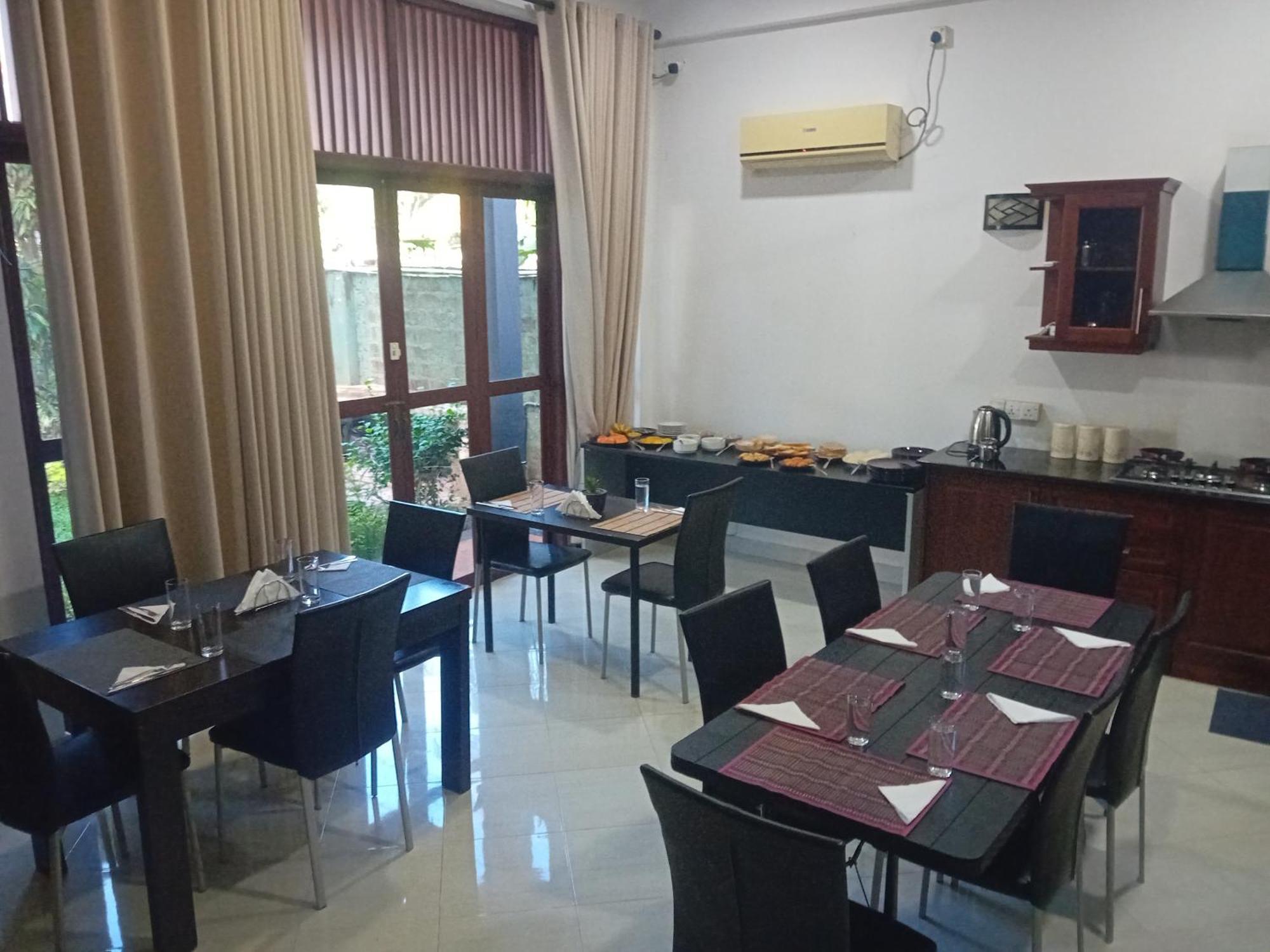 Hotel Blue Bird Negombo Buitenkant foto