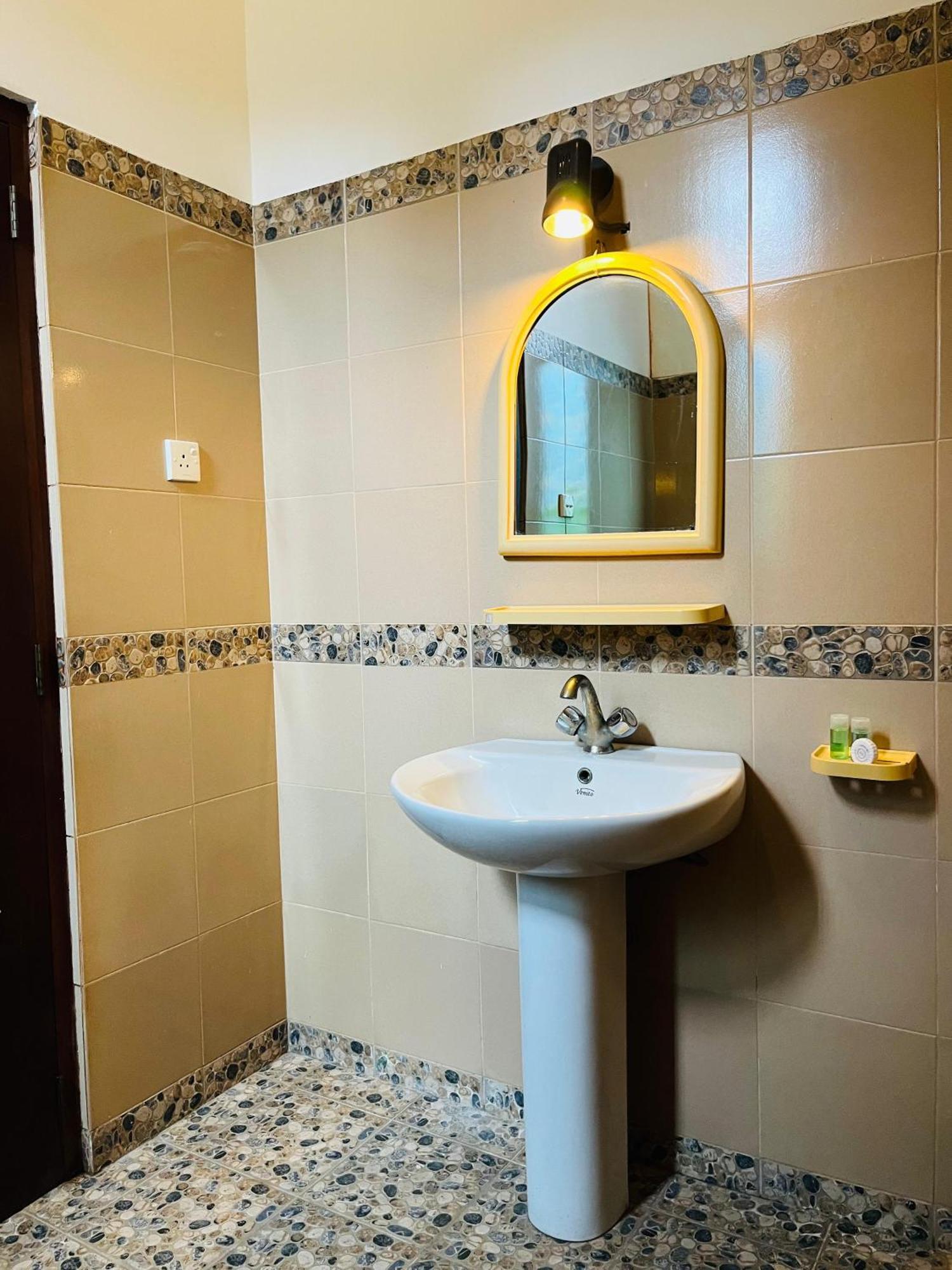 Hotel Blue Bird Negombo Buitenkant foto