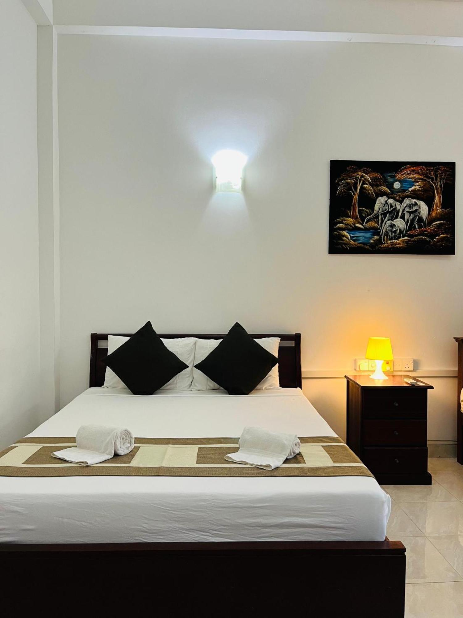 Hotel Blue Bird Negombo Buitenkant foto
