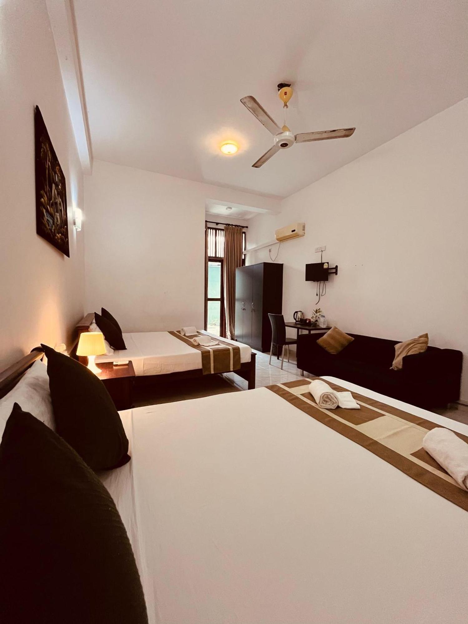 Hotel Blue Bird Negombo Buitenkant foto