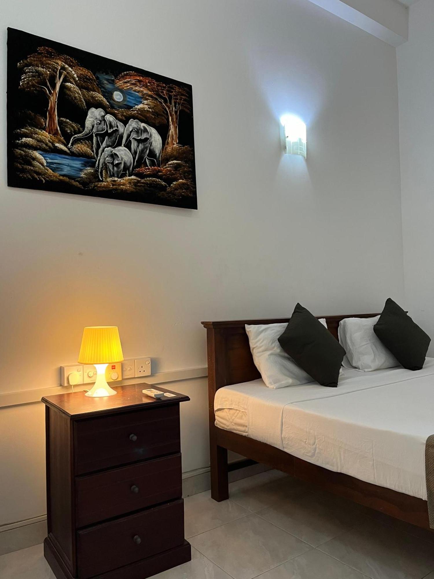 Hotel Blue Bird Negombo Buitenkant foto