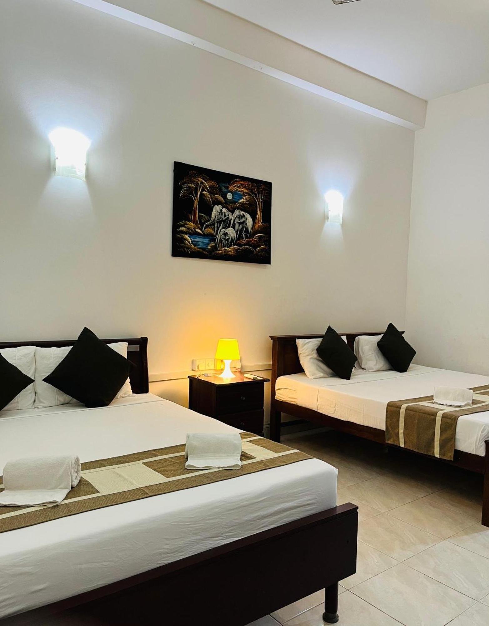 Hotel Blue Bird Negombo Buitenkant foto