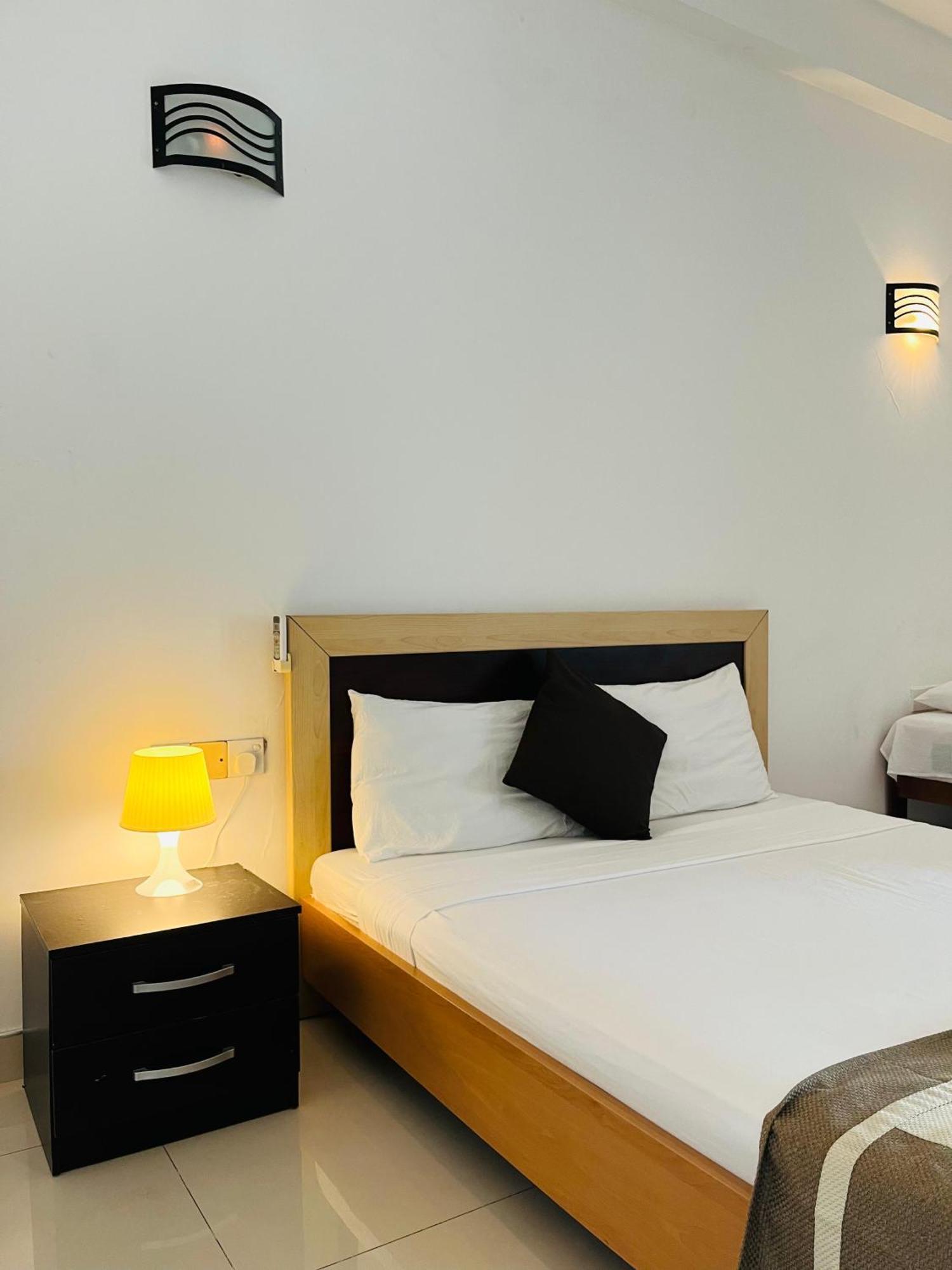 Hotel Blue Bird Negombo Buitenkant foto