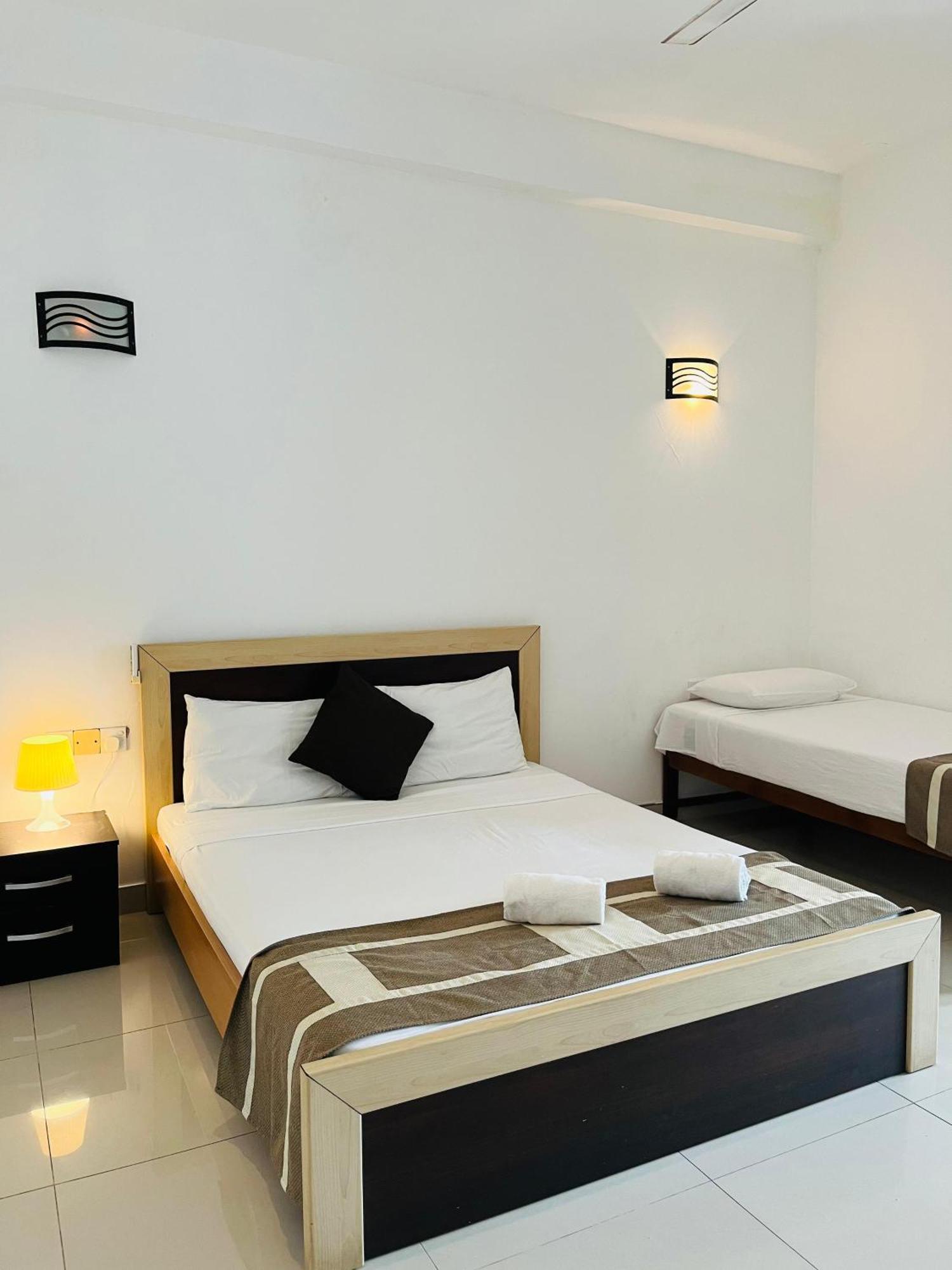 Hotel Blue Bird Negombo Buitenkant foto