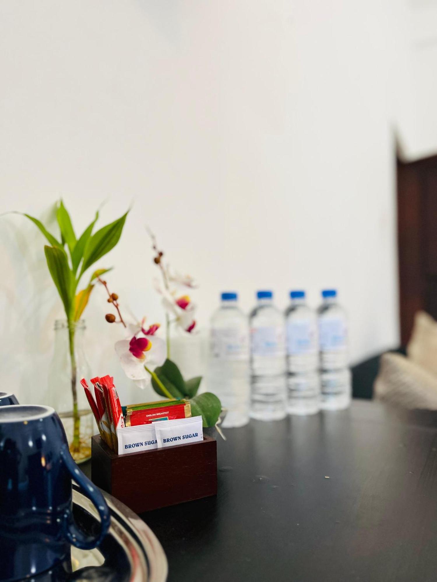 Hotel Blue Bird Negombo Buitenkant foto