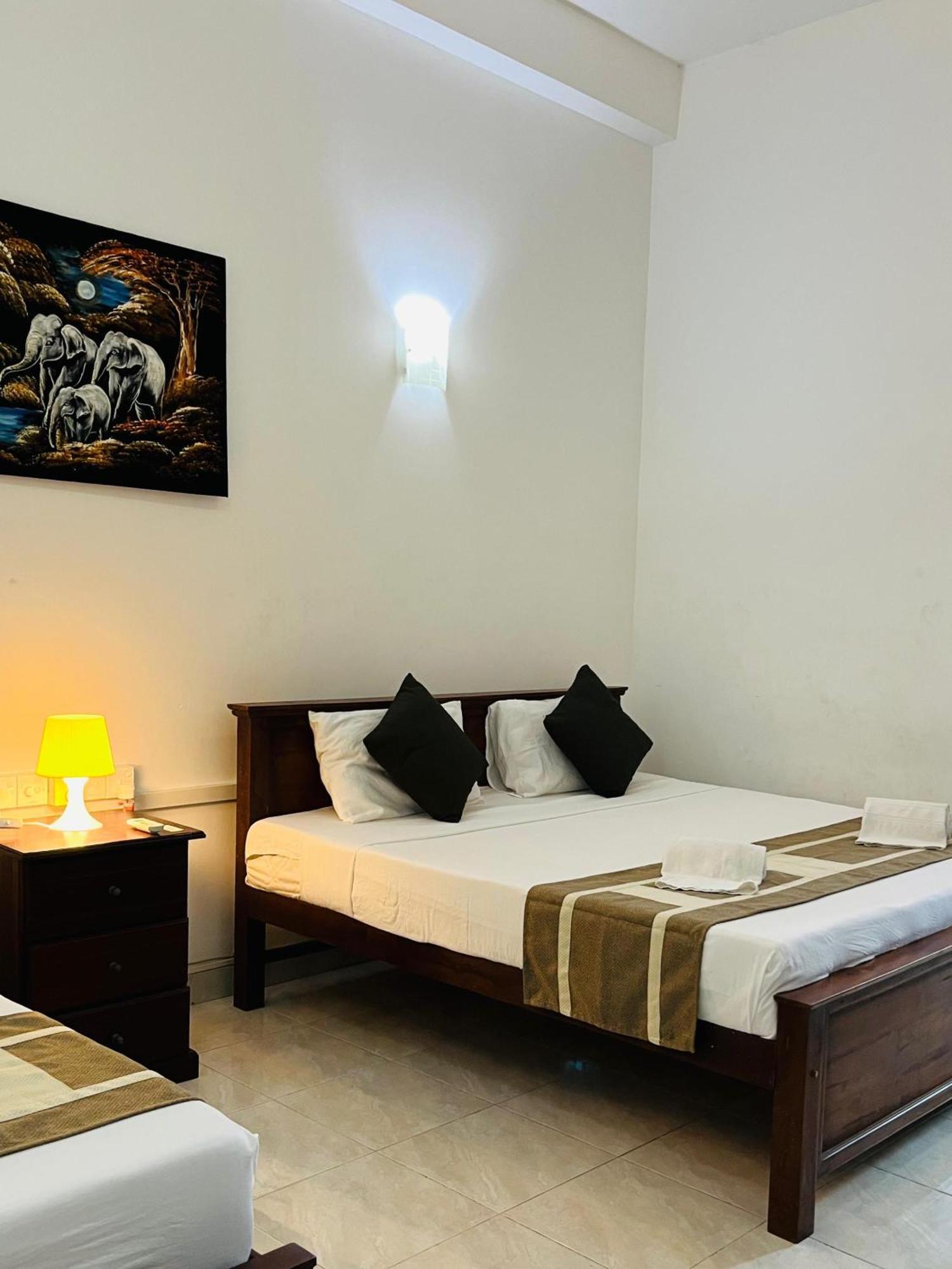 Hotel Blue Bird Negombo Buitenkant foto