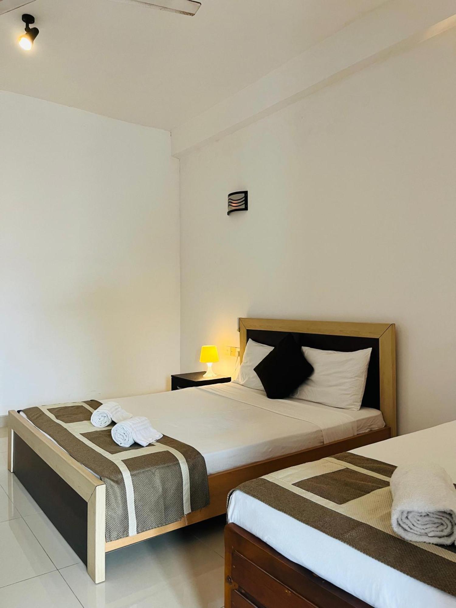 Hotel Blue Bird Negombo Buitenkant foto
