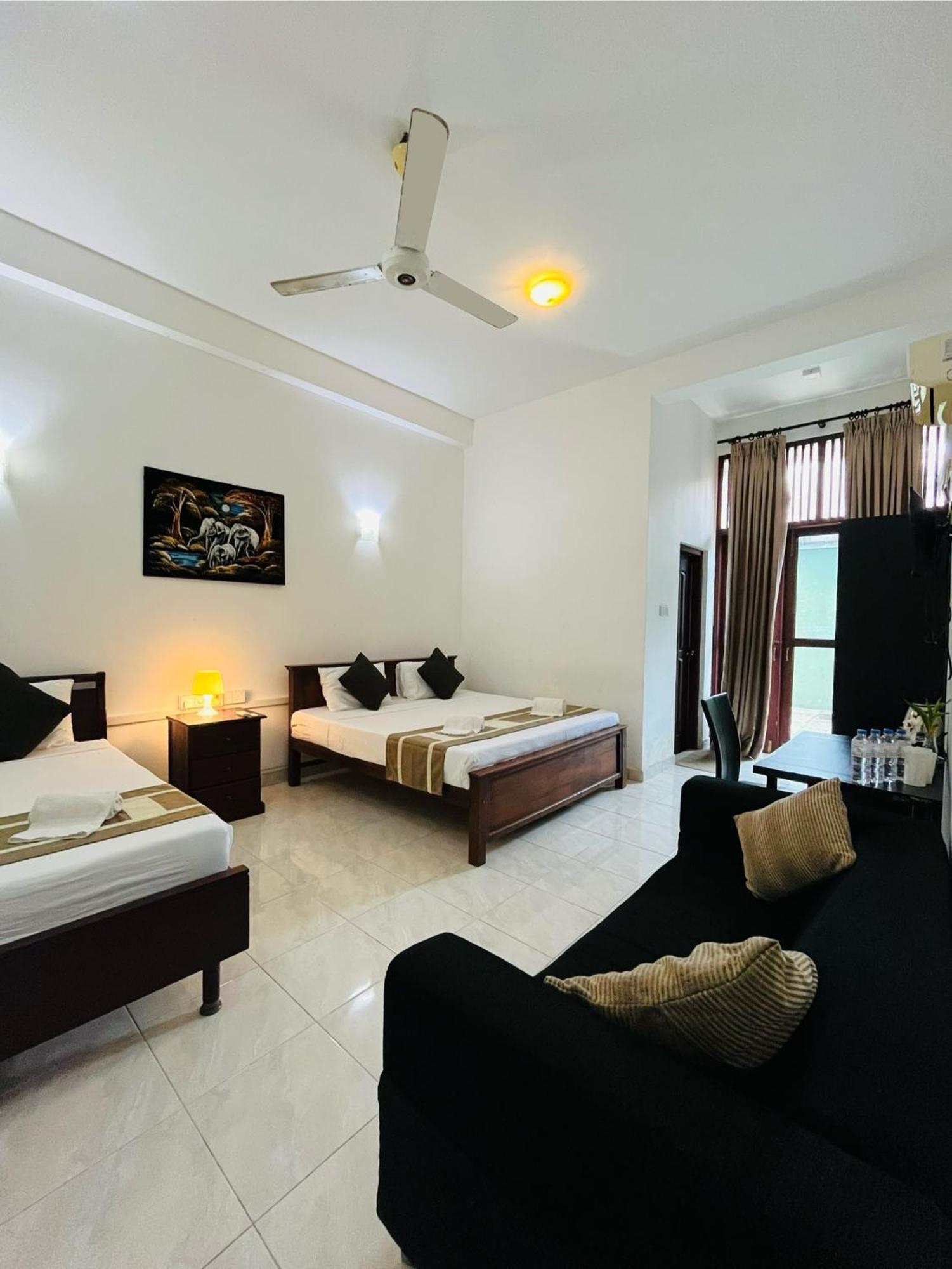 Hotel Blue Bird Negombo Buitenkant foto